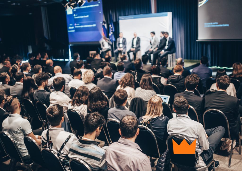 Painel de discussao no Summit Transformar com plateia lotada