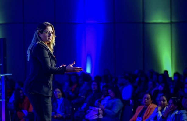 Palestrante no palco com iluminacao azul