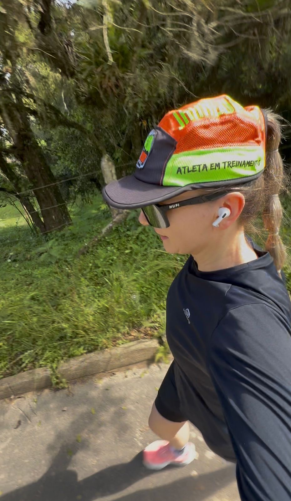 Daiane com boné de atleta
